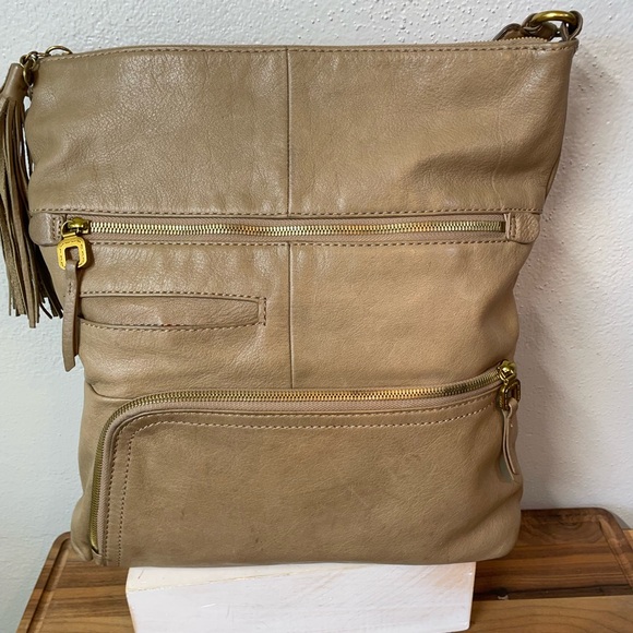 HOBO Leather Shoulder Bag Boho Slouchy Zip Top Pockets Fringe Neutral Classic - Picture 1 of 16